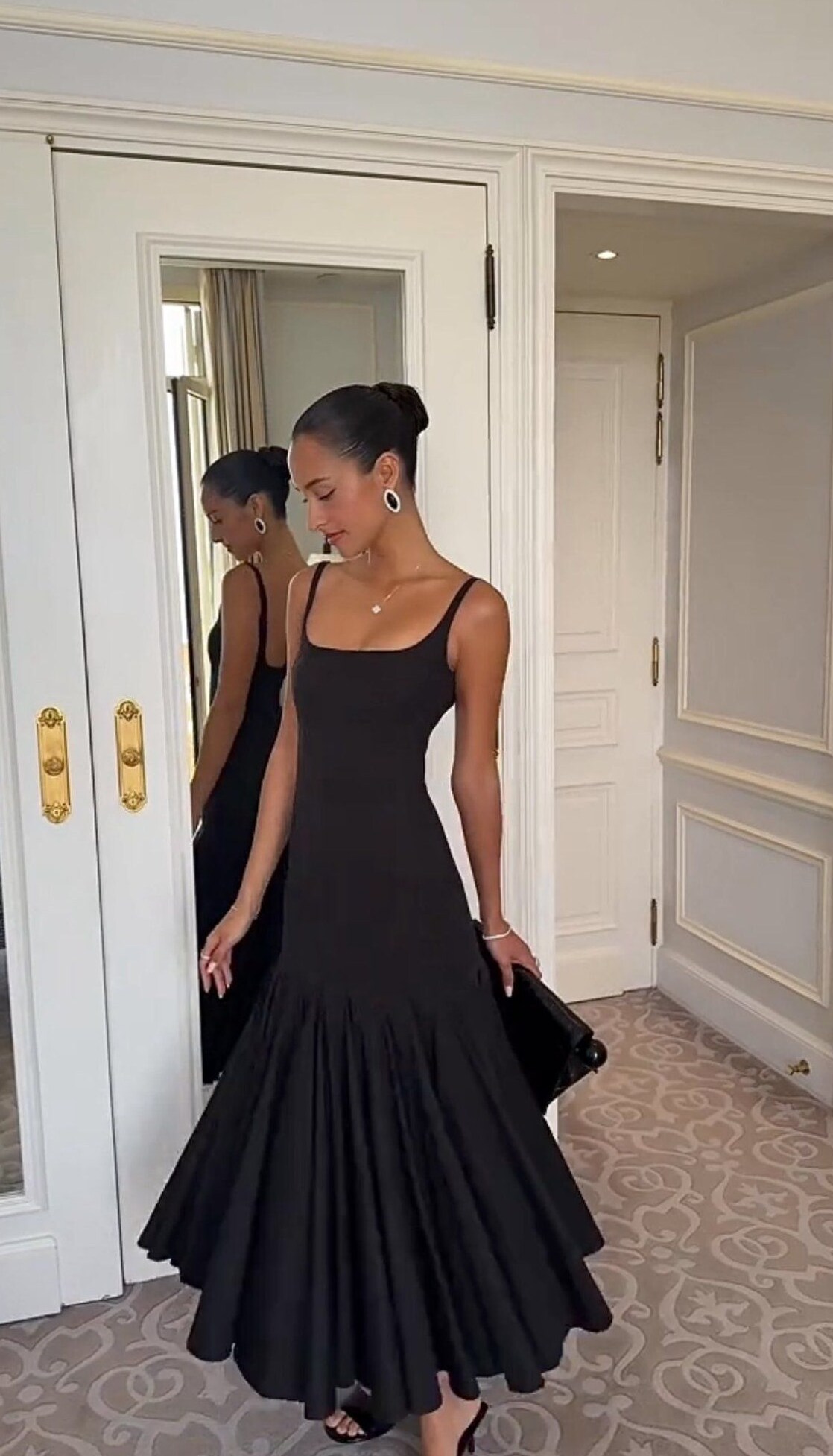 Neon Elegance: Alexandra Saint Mleux Meets Vintage Party Vibe | 📍 creative corne 303