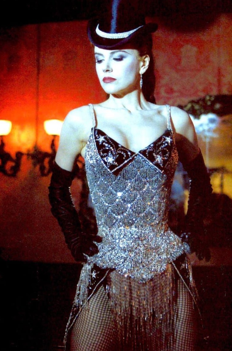 🍃 21 Cinematic Styles That Redefine Luxury Fashion 461