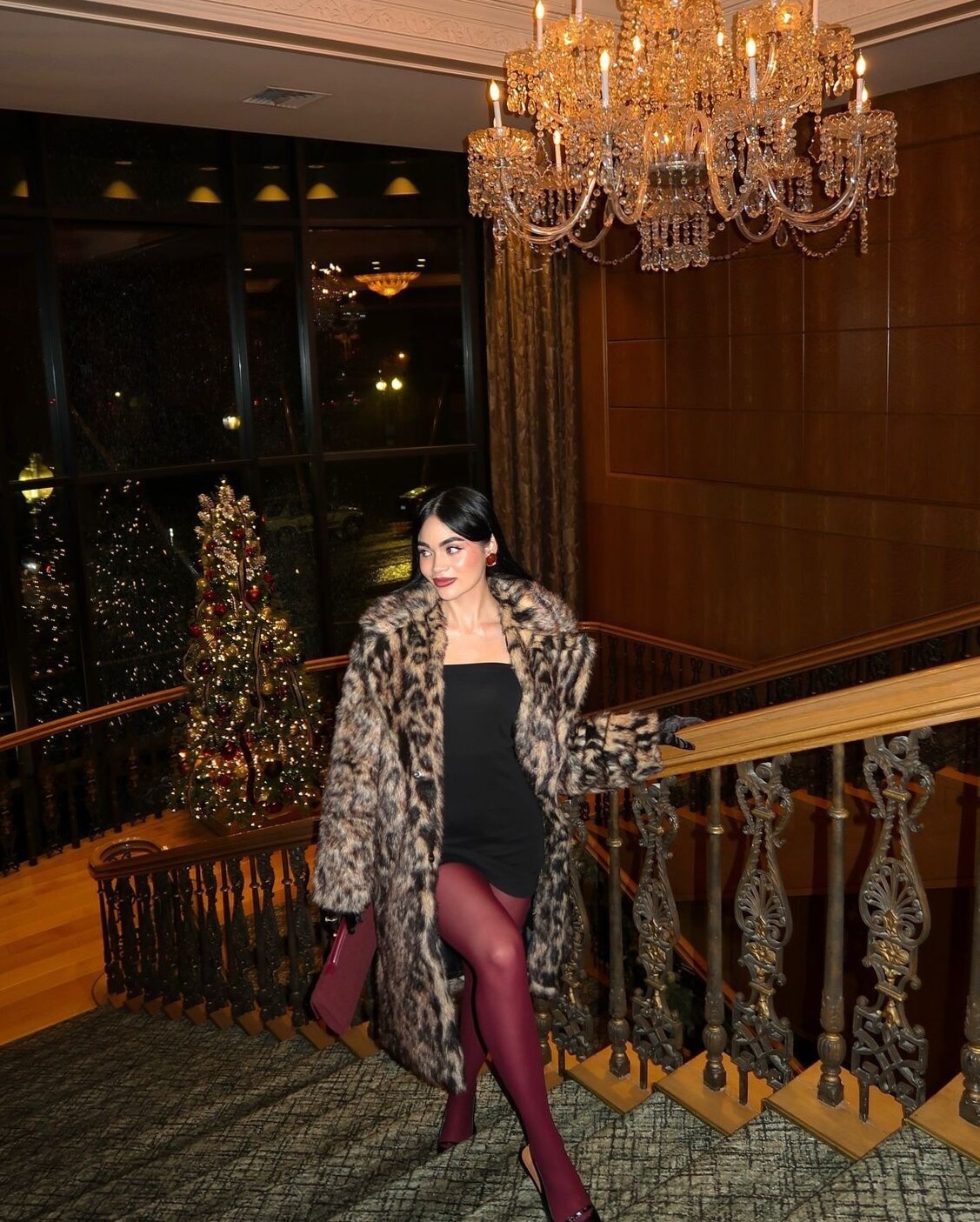 💜 🪩 🔮 30 Glitzy Christmas Outfit Concepts with Neon Vibes & Vintage Glam | momen 712