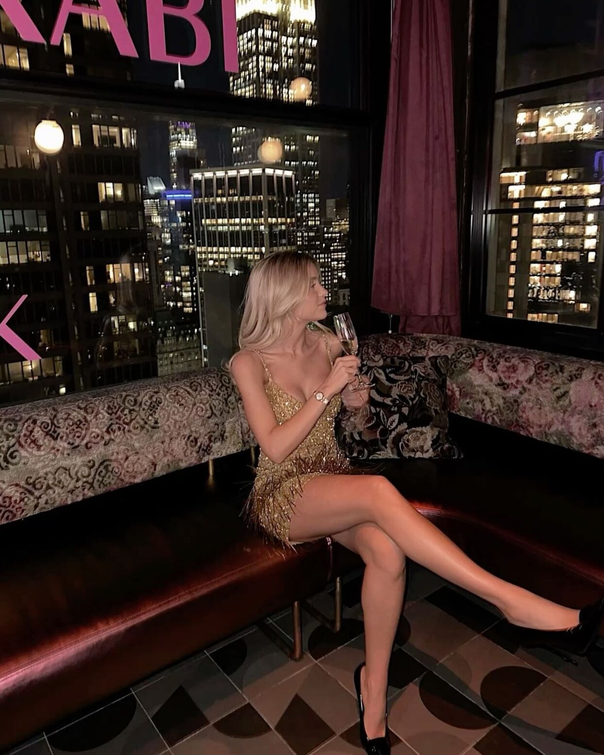 ✦ art of living well ✦ Neon Glow Dreams: Vintage Vibes & Sparkling Game Art 🖤 201