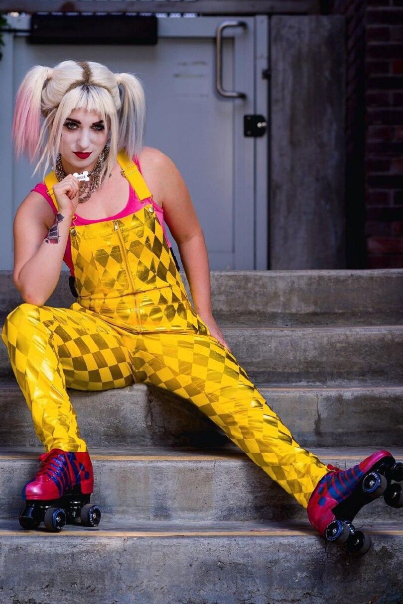 🌉 🌉 art of living well ✦ Neon Glow Roller Girl inVintage Glam Style 459