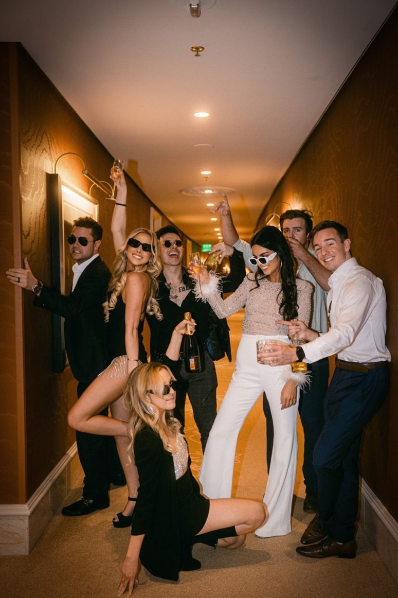 🧣 👗 beauty in details ✦ Neon Grabber Machine Art in Vintage Luxury Style 418