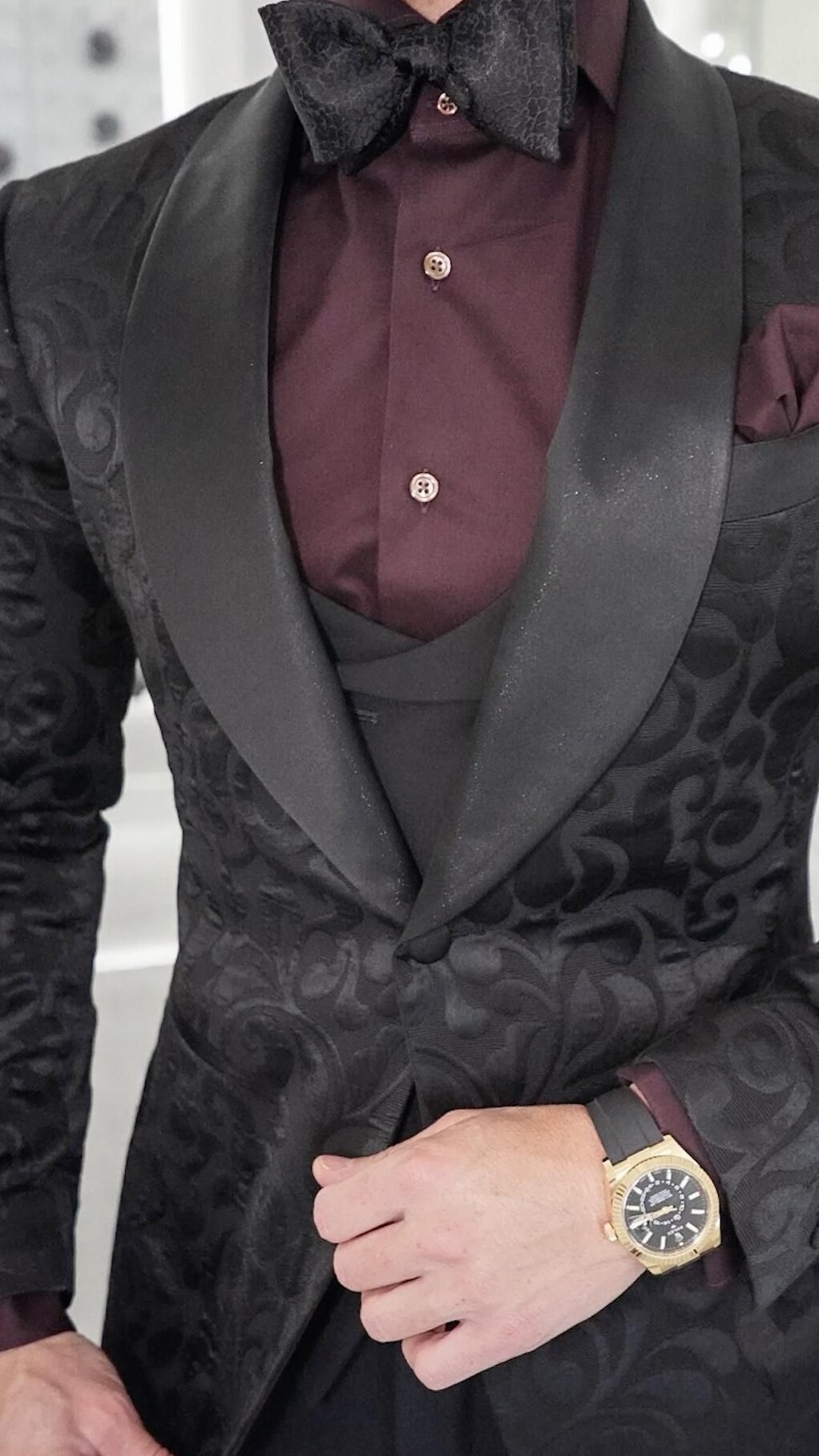 Black Paisley Glow: Neon Elegance & Vintage Vibe — 🌉 325