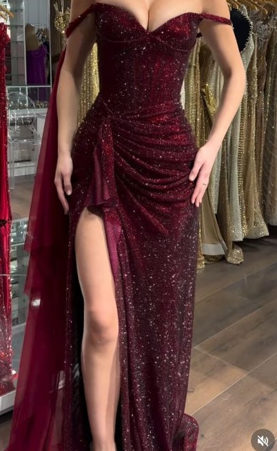 Burgundy Glitter Sheath Dress with Off-Shoulder Tulle and Slit Elegance — 🎆 ⚡ 466