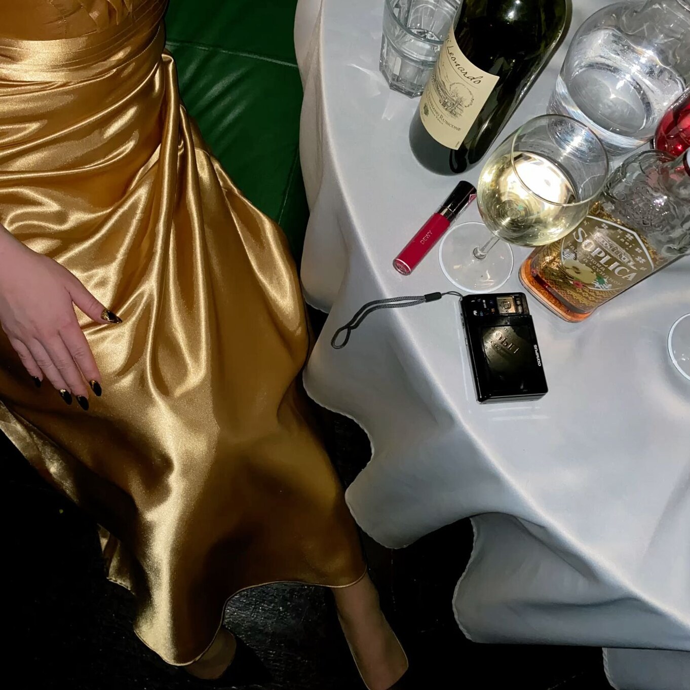 ✦ curated aesthetic ✦ Neon Nostalgia: Glamour in the Glow of Vintage Games 💫 ✨ 🖤 995