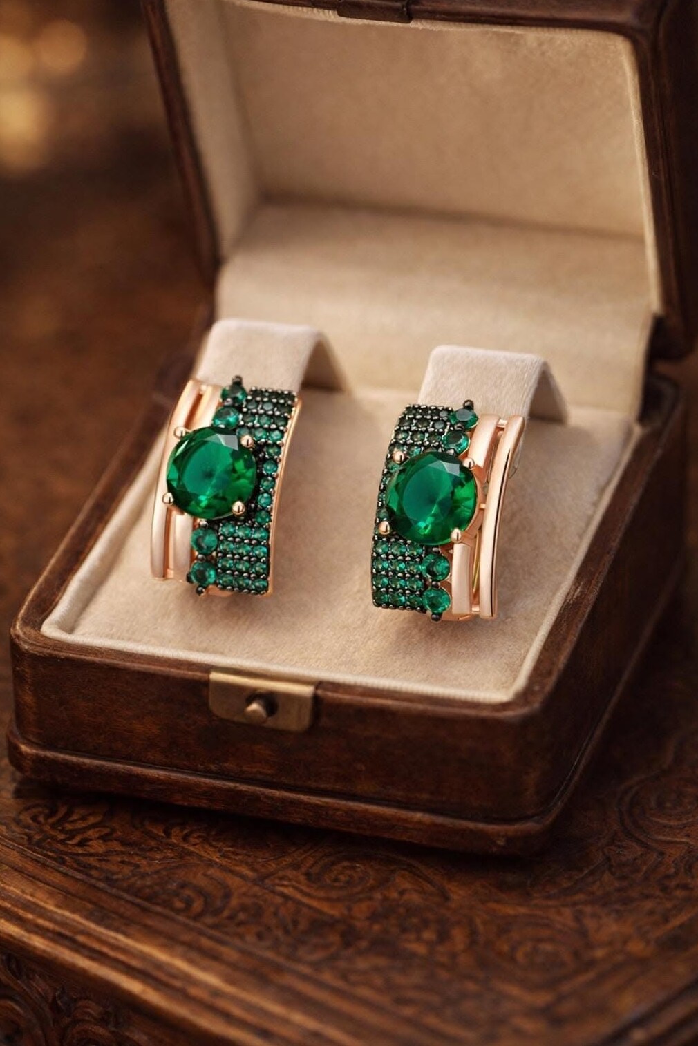 🎲 🃏 🗝️ Emerald Opulence: Rose Gold Neon Glam Earrings for Timeless Elegance — ae 563