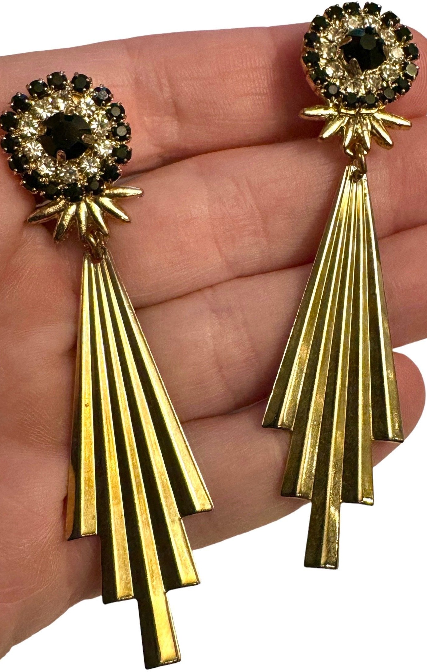 Enchanted Crystal Dangle Earrings with Vintage Metal Fan Charm — era inspired de 110