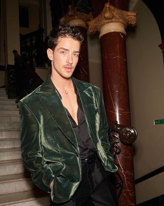 Festive Neon Style: Vintage Glam for Holiday Gatherings 🗺️ 🛳️ 🌴 854