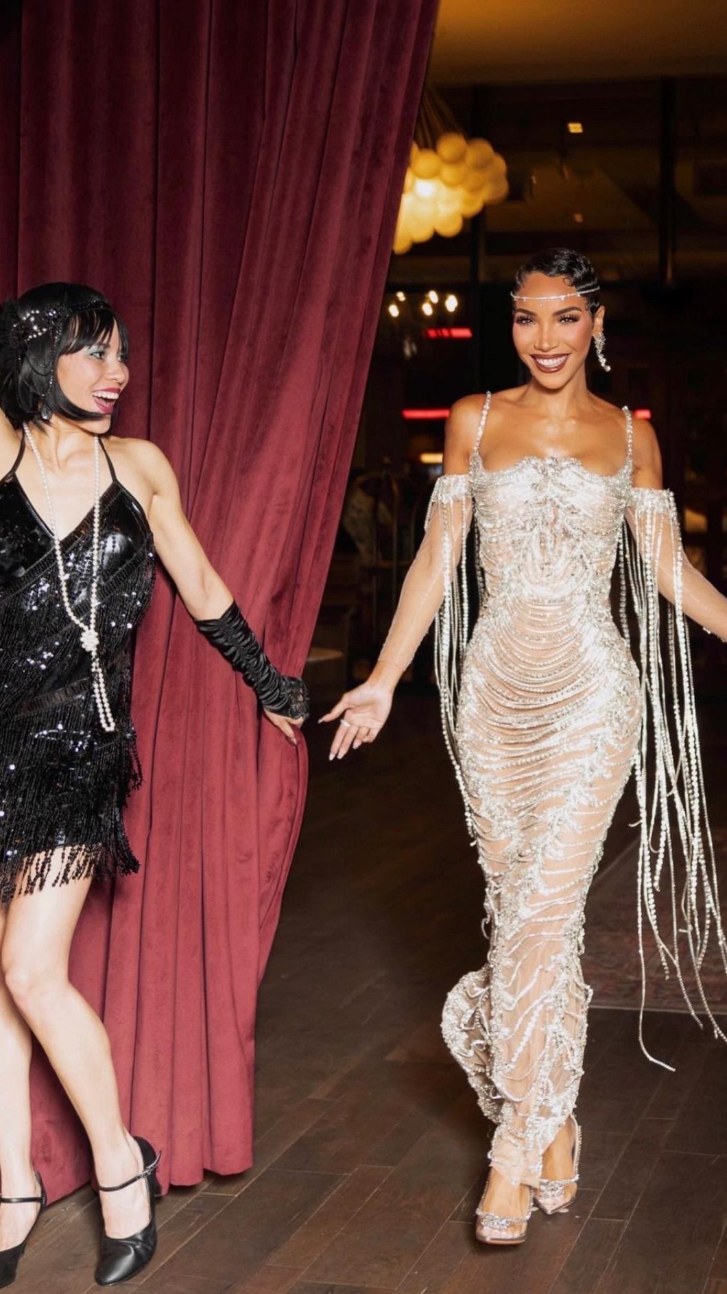 Gilded Glamour: Neon Whispers of a Sparkling Gatsby Night 👒 725