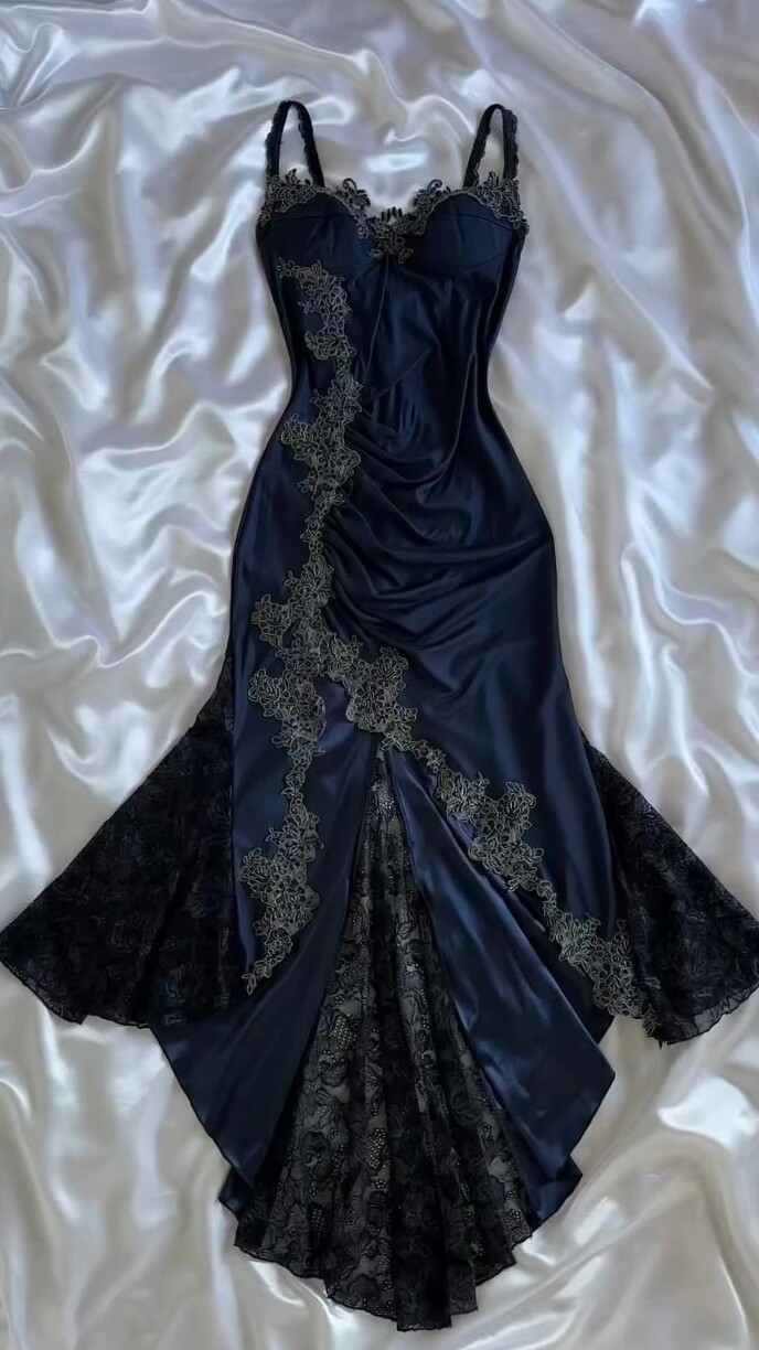 Gilded Neon Glamour: Timeless Vintage Silhouettes • 💙 872