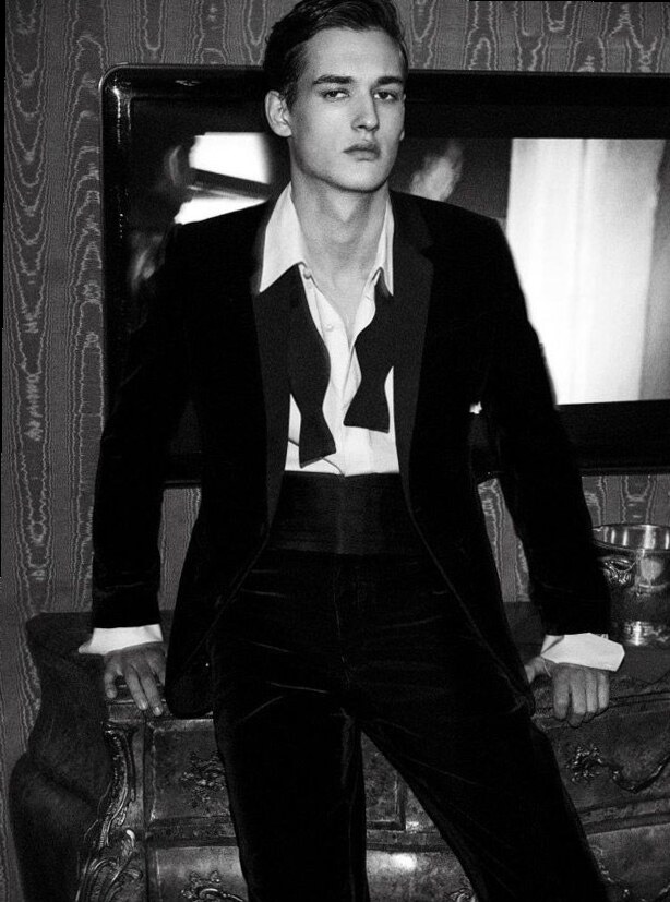 🧣 🧣 | Jegor Venned Glows in Neon-Infused GQ China Autumn 16 | visual vibe curato 520