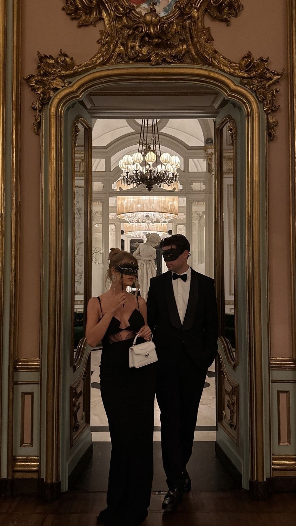 Neon Dreams: Franziska & Boyfriend in Vintage Glam — 🌉 🏨 878