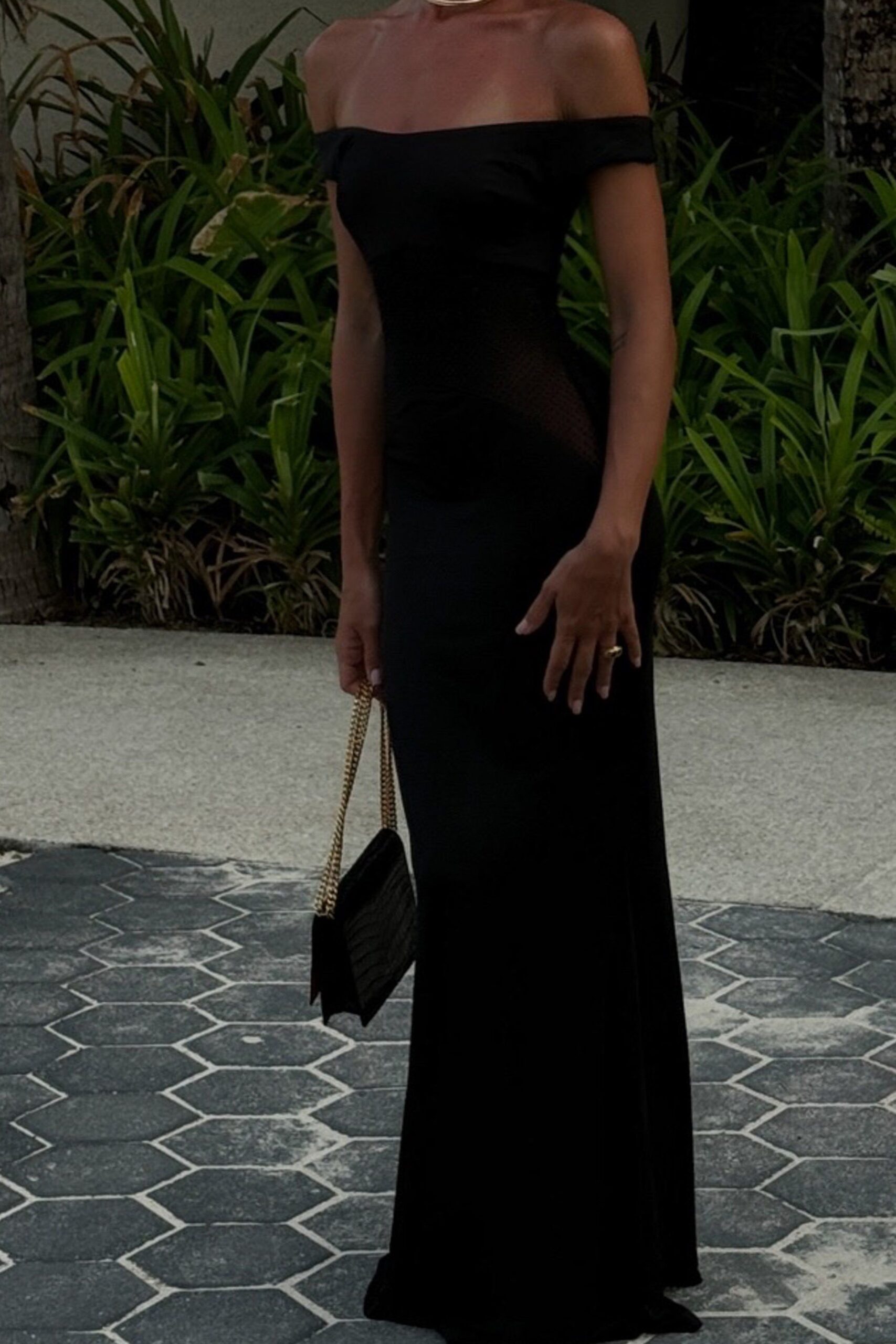 Neon Dusk Silhouette: Dazzling Slinky Glam in Midnight Black — 🛳️ 🏨 810