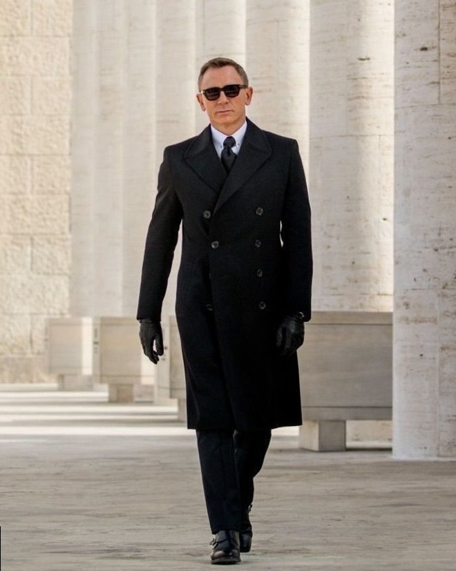 🌺 🌿 ✦ Neon Elegance: Daniel Craig’s Timeless Glow 593