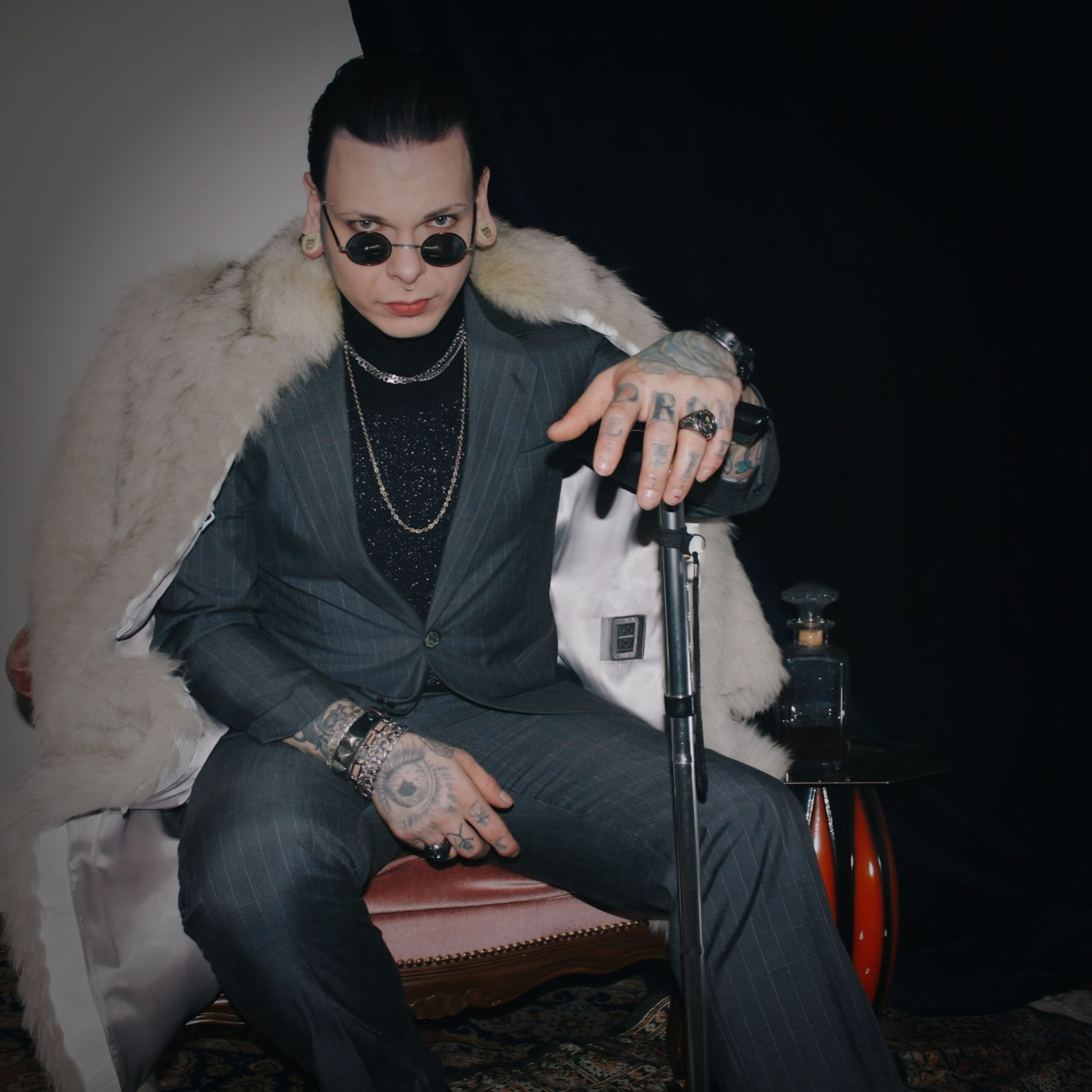 🍾 🎉 ⟡ Neon Elegance Meets Vintage Vibe 968