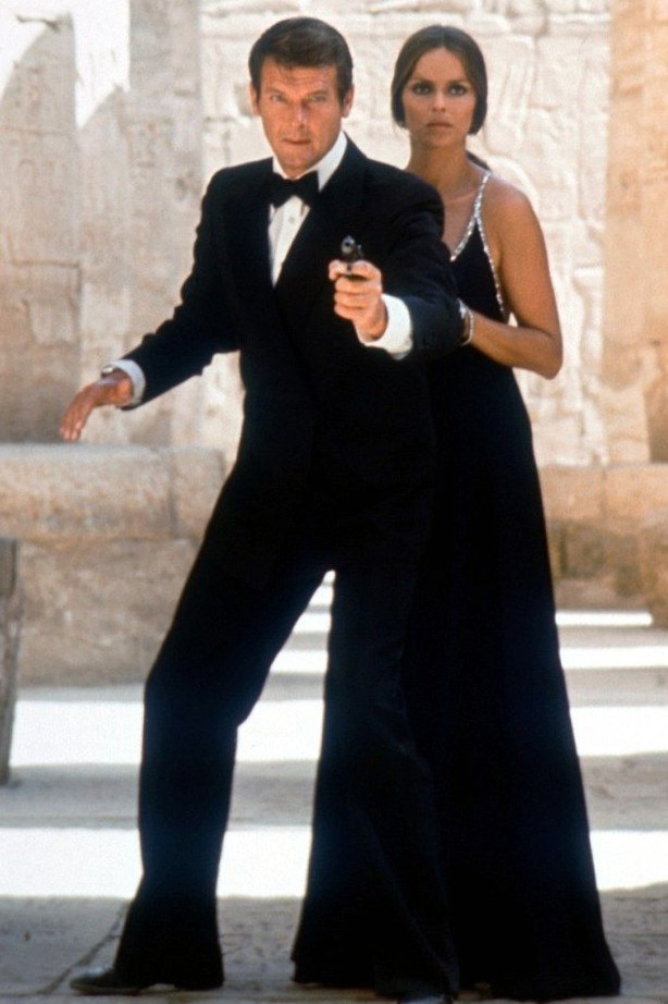 Neon Elegance: The 77 Timeless Glamour Looks Inspired by Bond — 🍃 229