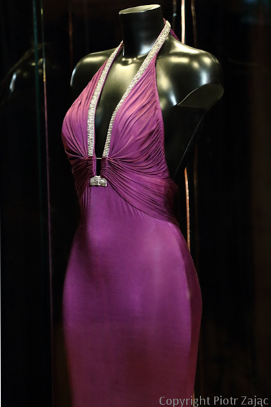 Neon Espionage: Bond-Inspired Glamour & Game Art Vibe — 🎈 894