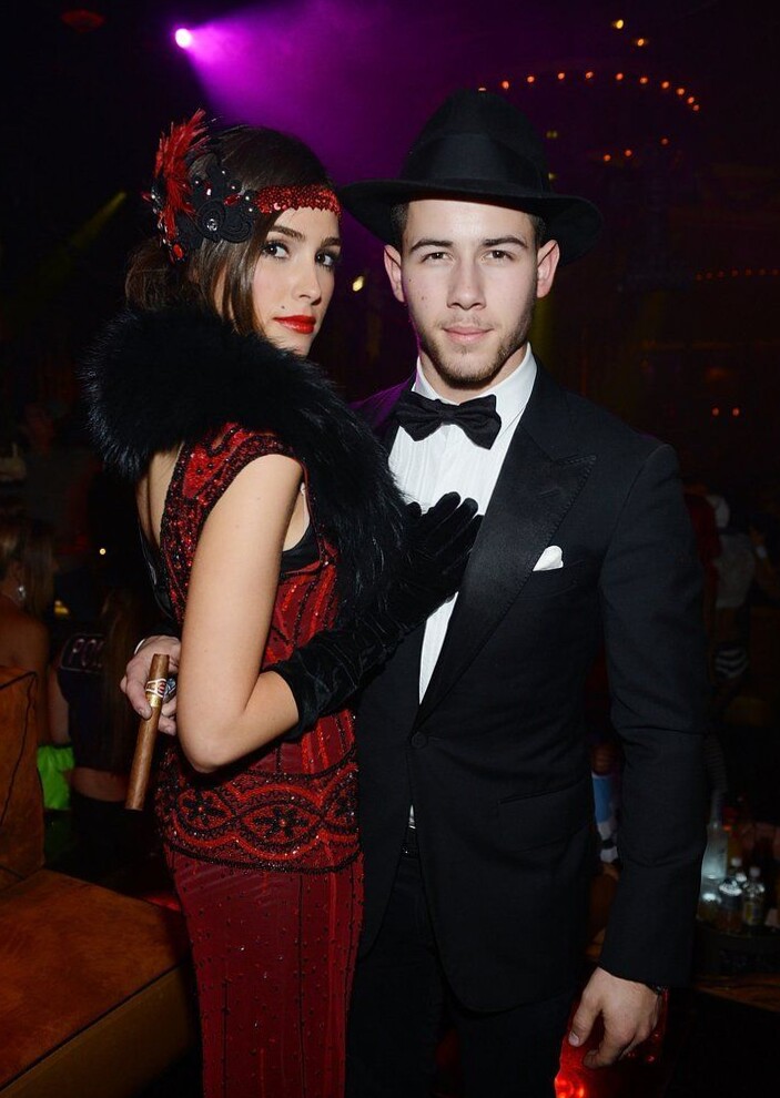 👗 Neon Glam: 33 Timeless Celebrity Couples in Halloween Style 499