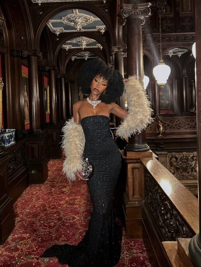 Neon Glamour Meets Vintage Elegance • 🤍 💫 🌹 180