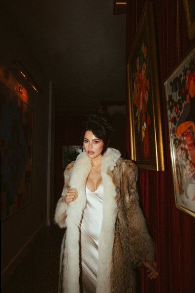 💃 🎈 Neon Glamour Meets Vintage Elegance in Bold Fashion Frames — aesthetic edit 985