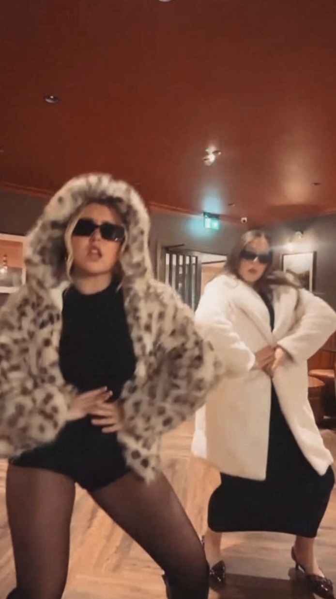 🌸 ✦ Neon Glamour: Mob Wife Elegance & Vintage Vibe 968