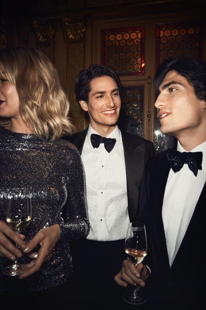 Neon Glow: Retro Party Vibes & Game Art Elegance 🎞️ 📜 479