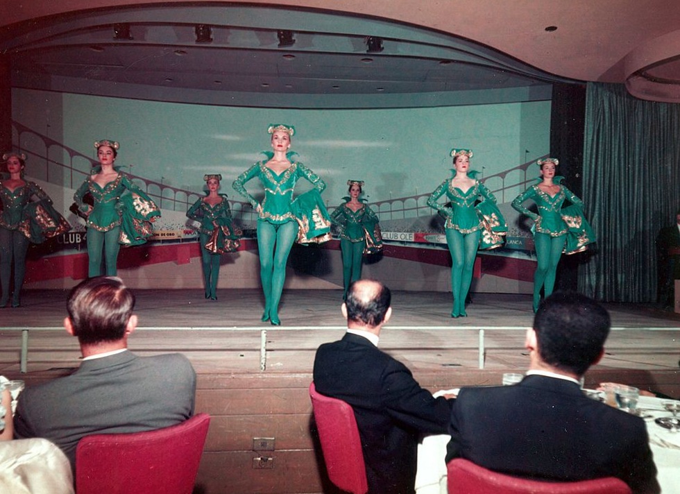 💎 🌹 Neon-lit Toreadors: A Glamorous Night in 1950s Vegas 719