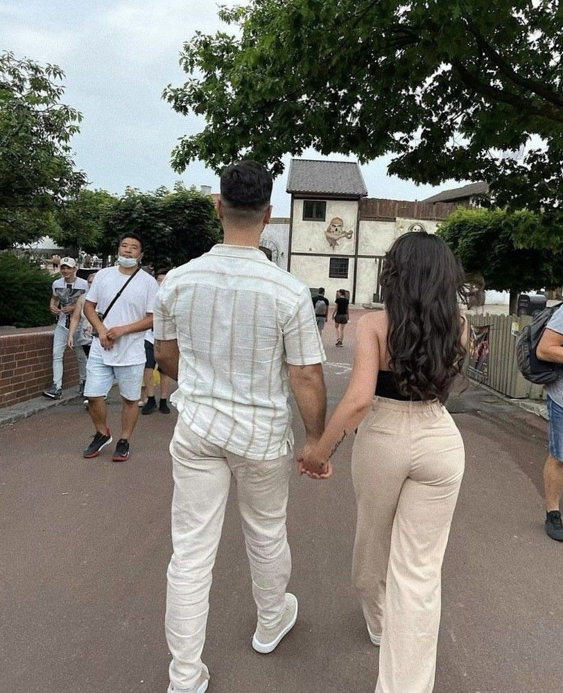 👠 👠 Neon Nights: Vintage Glamour & Game Art Vibe 691