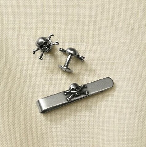 🥂 💫 Neon Skull Tie Bar in Vintage Glam Style 579