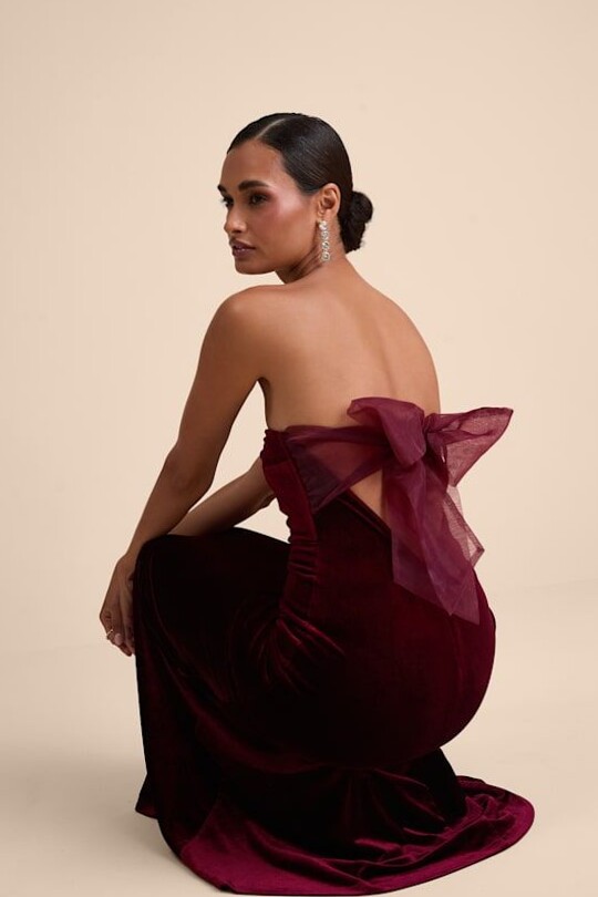 ⊹ Neon Velvet Whispers in Crimson ⊹ ✈️ ✈️ 🏨 951