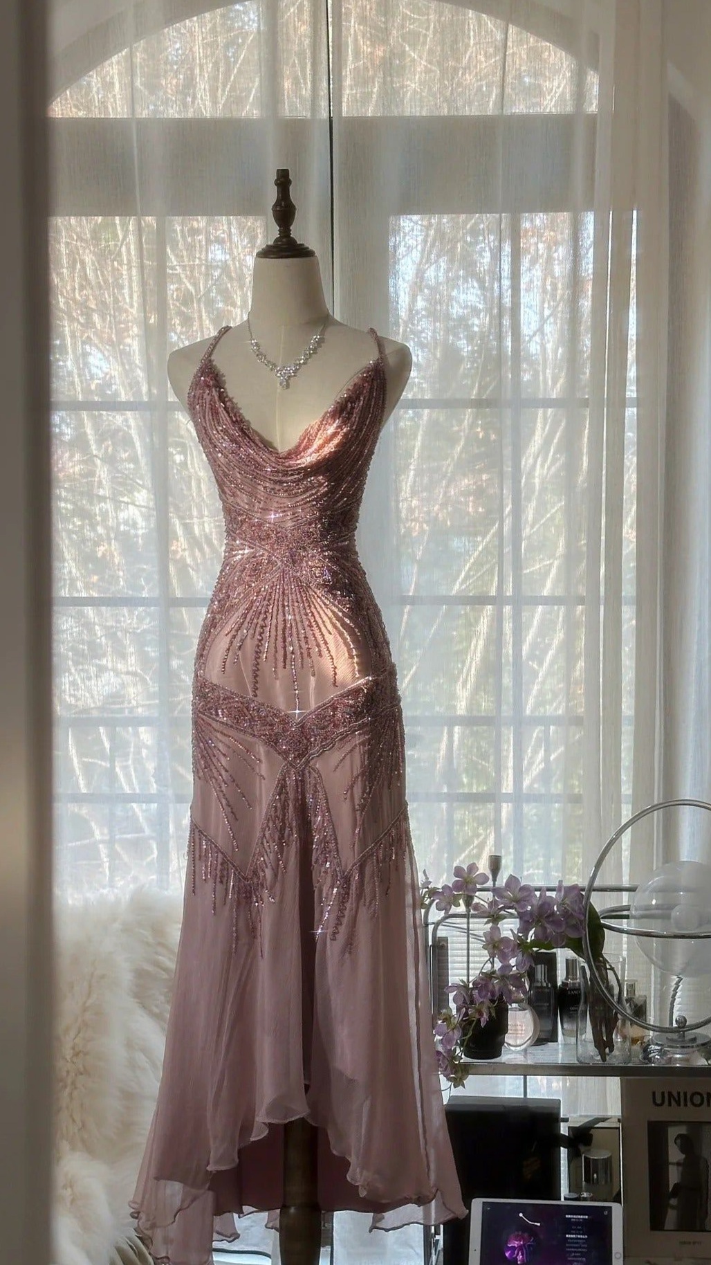 Neon-Vintage Pink Gowns, Sleek Sleeveless Silhouettes for Glamorous Party Looks  652