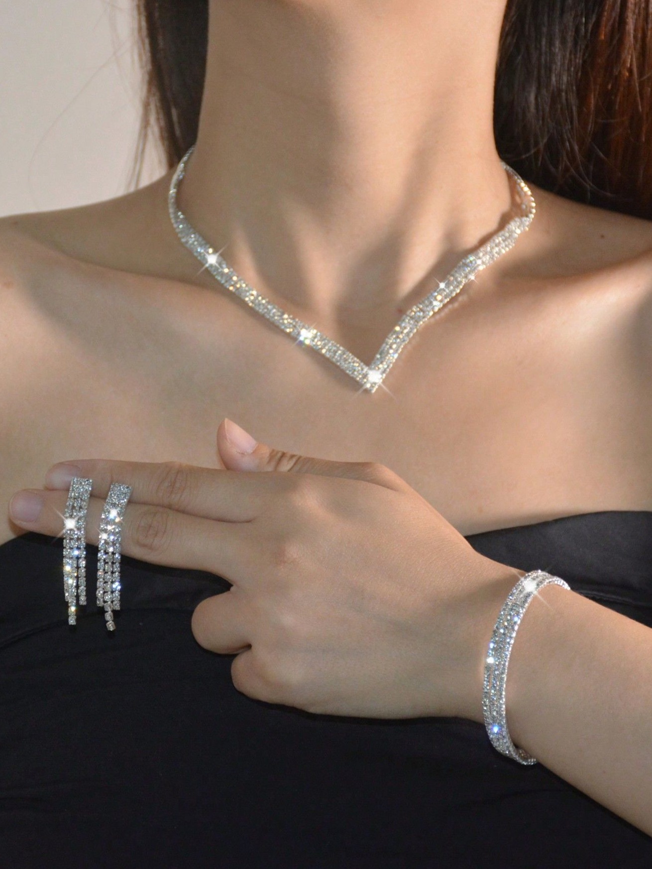 period perfect details ✧ Neon Claw Chain Bridal Set With Triple Rhinestone Elega 750