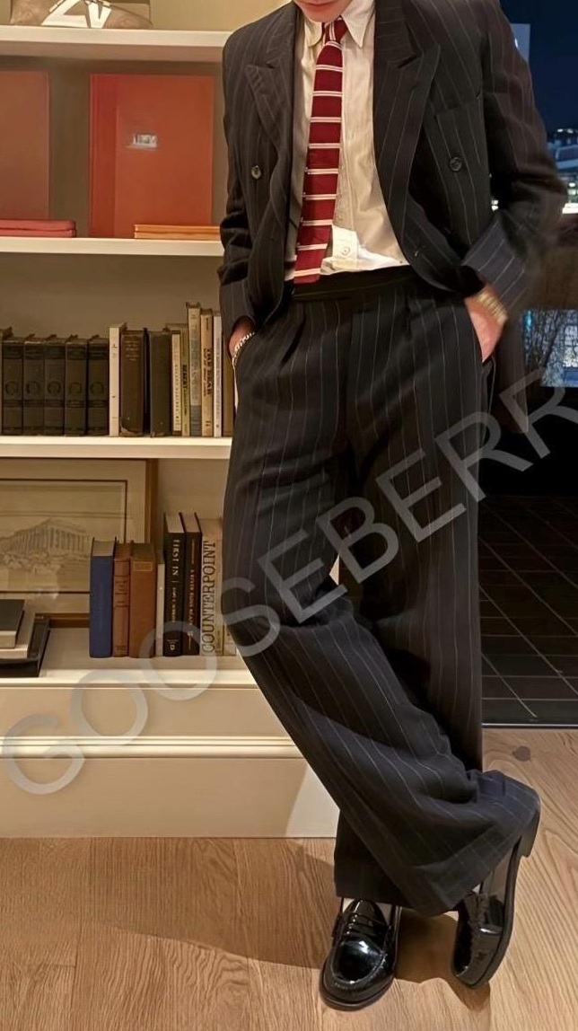 🛳️ ⟡ Retro Elegance Unveiled: Timeless Pinstripe Suit in 1940s Double Breasted S 268