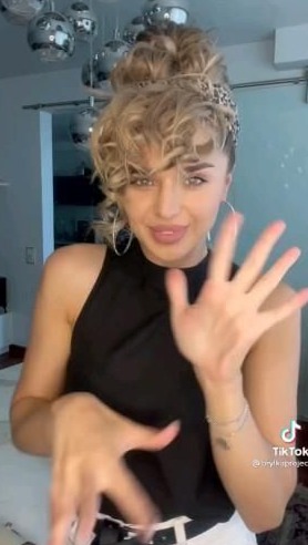 📜 🎞️ | Retro Glow: Neon 50s Hair with Vintage Glam | inspiration inbox 466