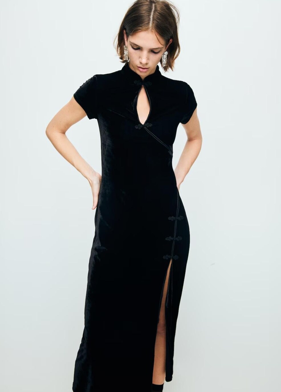 Velvet Toggle Dress with Slit — Neon Luxe Party Style | MANGO Netherlands | 🎪 🗝️ 904