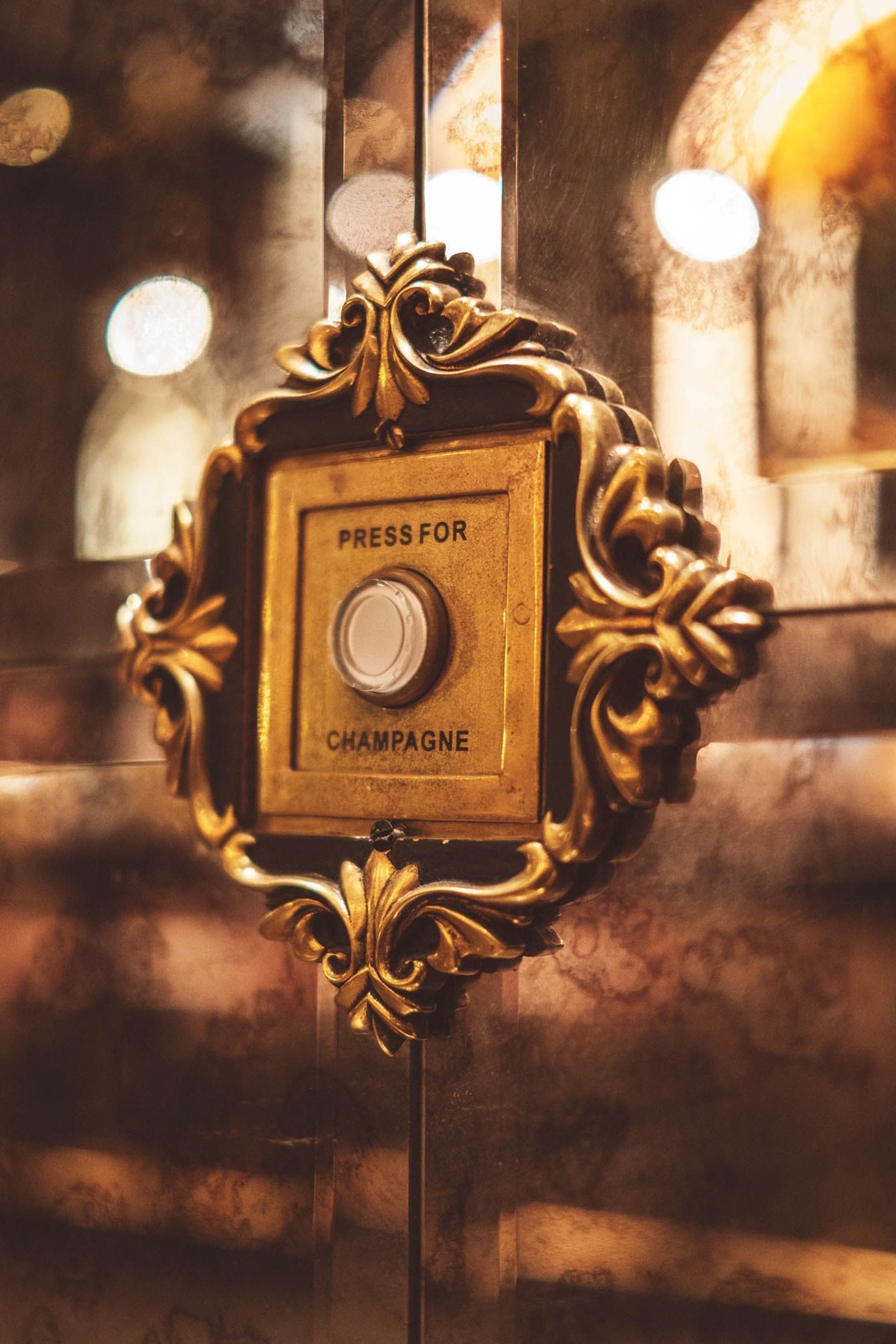 Venetian Glamour: Neon Elegance & Vintage Vibes with The Blonde Abroad — 🌲 🌿 437