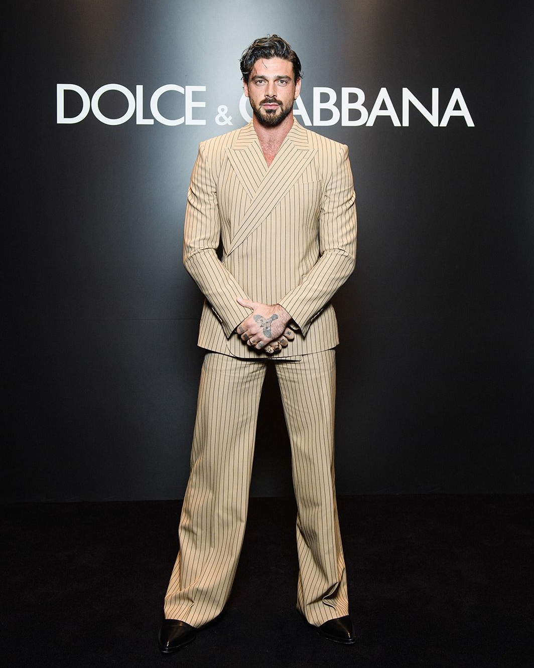 visual vocabulary: ✈️ 🌍 Neon Elegance: Retro Glam Meets Digital Dreams at #DGSS2 421