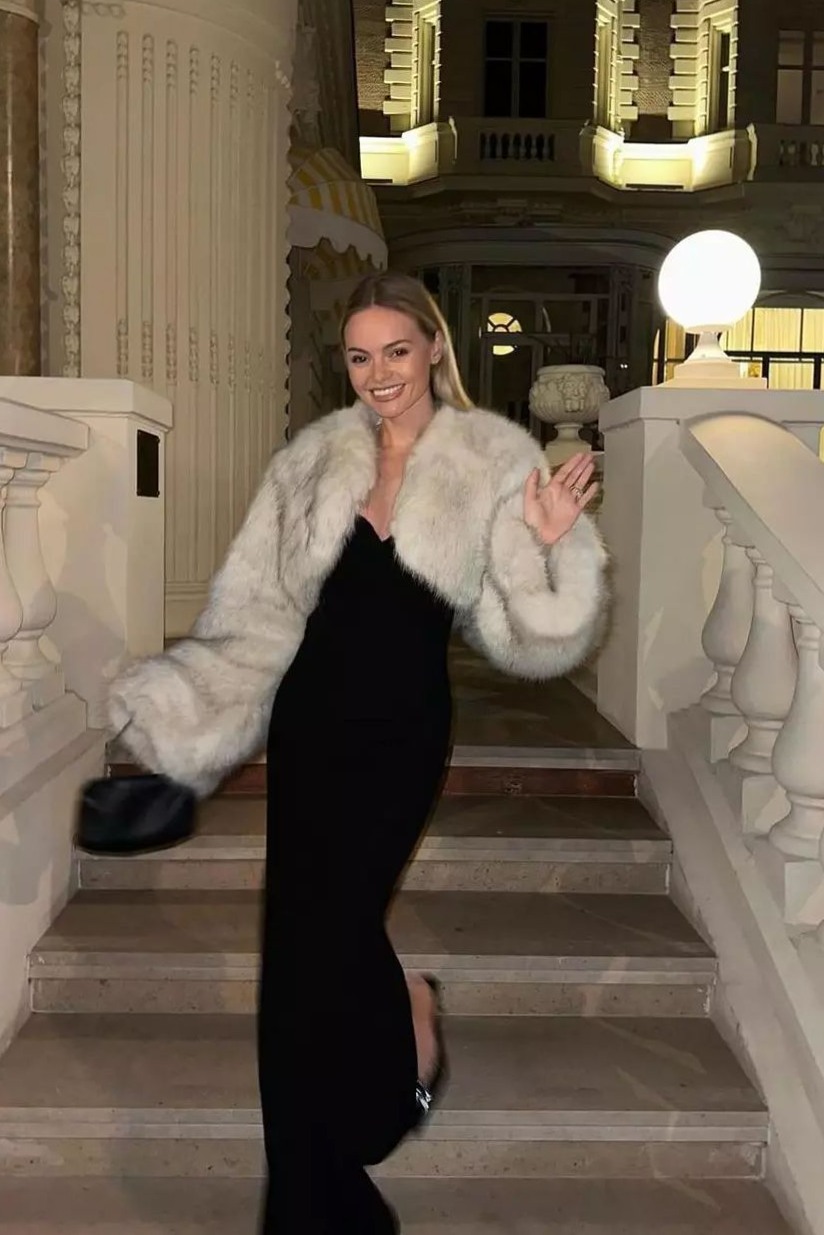 🕰️ ✦ Winter’s Silent Glow: Timeless Elegance for the Enchanted Guest 694