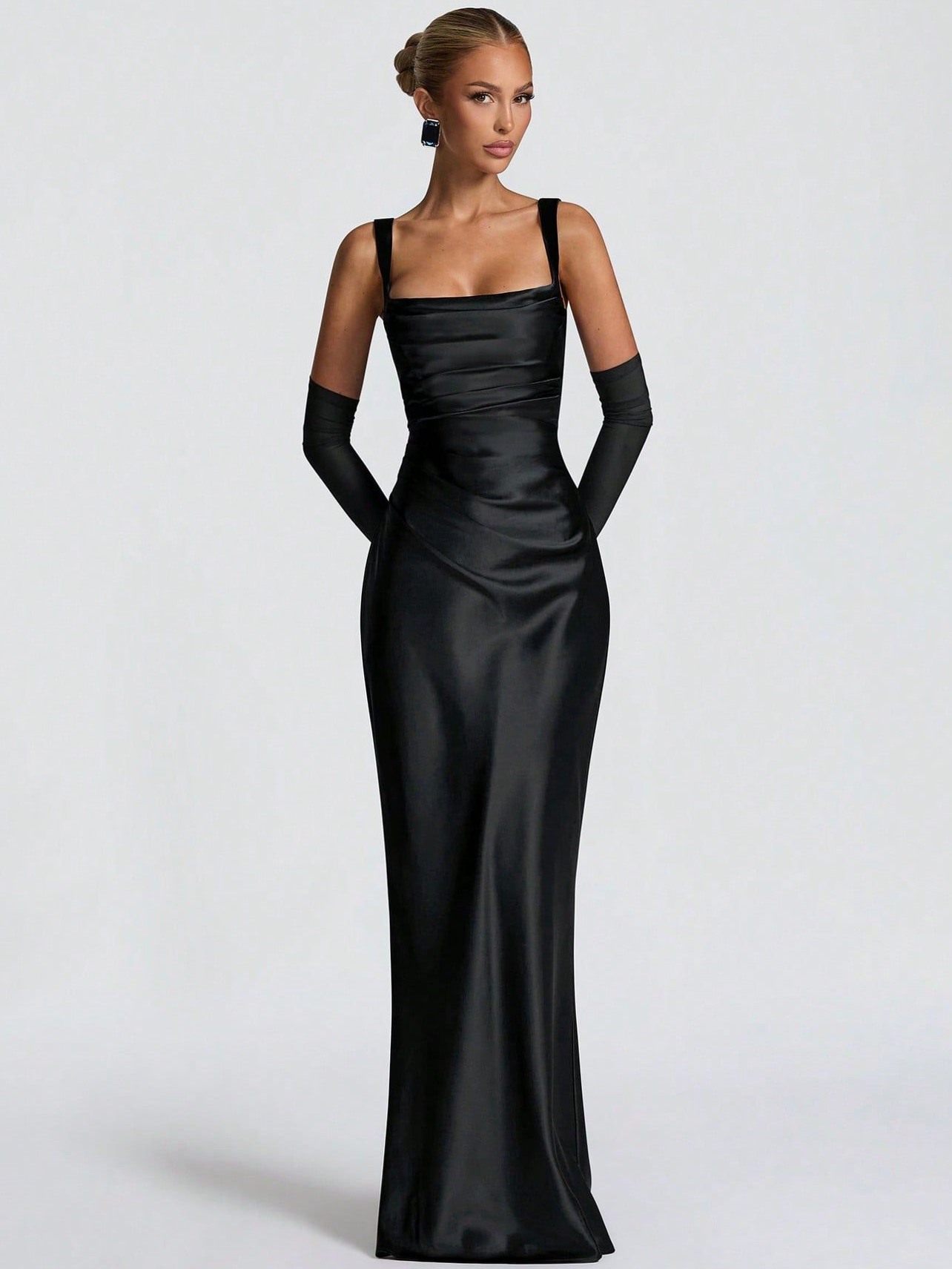 📜 📜 | Zwarte Satijn Avondjurk met Glanzende Vetersluiting voor Elegante Zomeravo 870